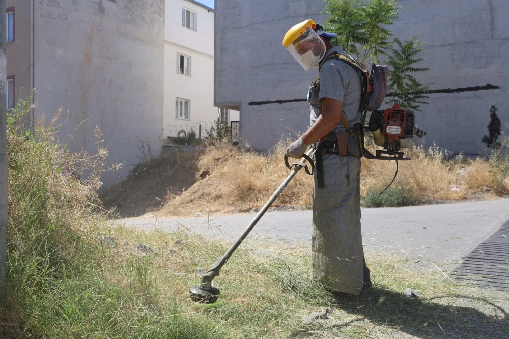 Yunusemre’de Park ve Bahçelerde Kapsamlı Bakım Seferberliği