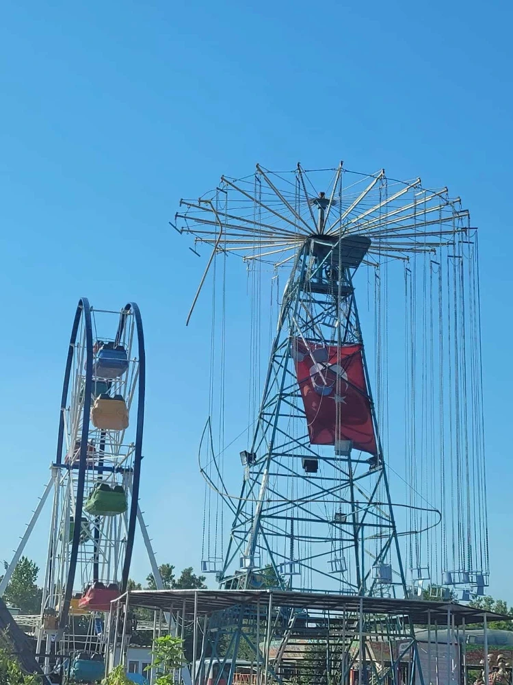 Turgutlu’da Lunaparkta Salıncak Faciası: İki Çocuk Ağır Yaralandı