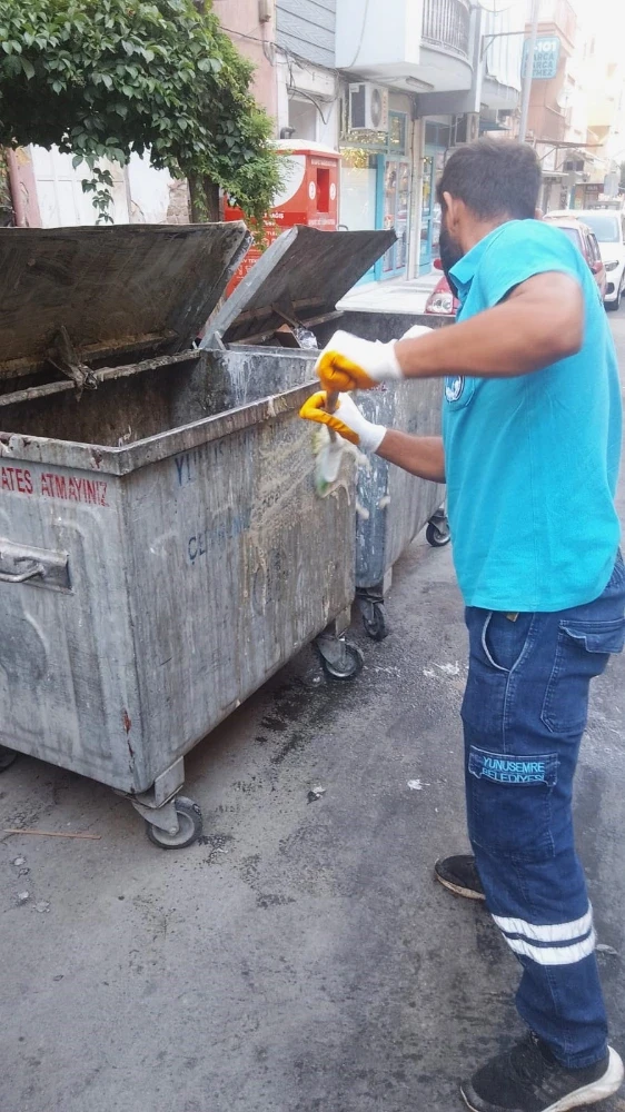 YUNUSEMRE’DE KONTEYNERLER DEZENFEKTE EDİLİYOR