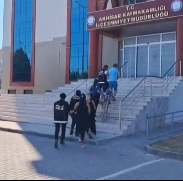 Akhisar’da Uyuşturucu Operasyonu: 3 Kişi Tutuklandı
