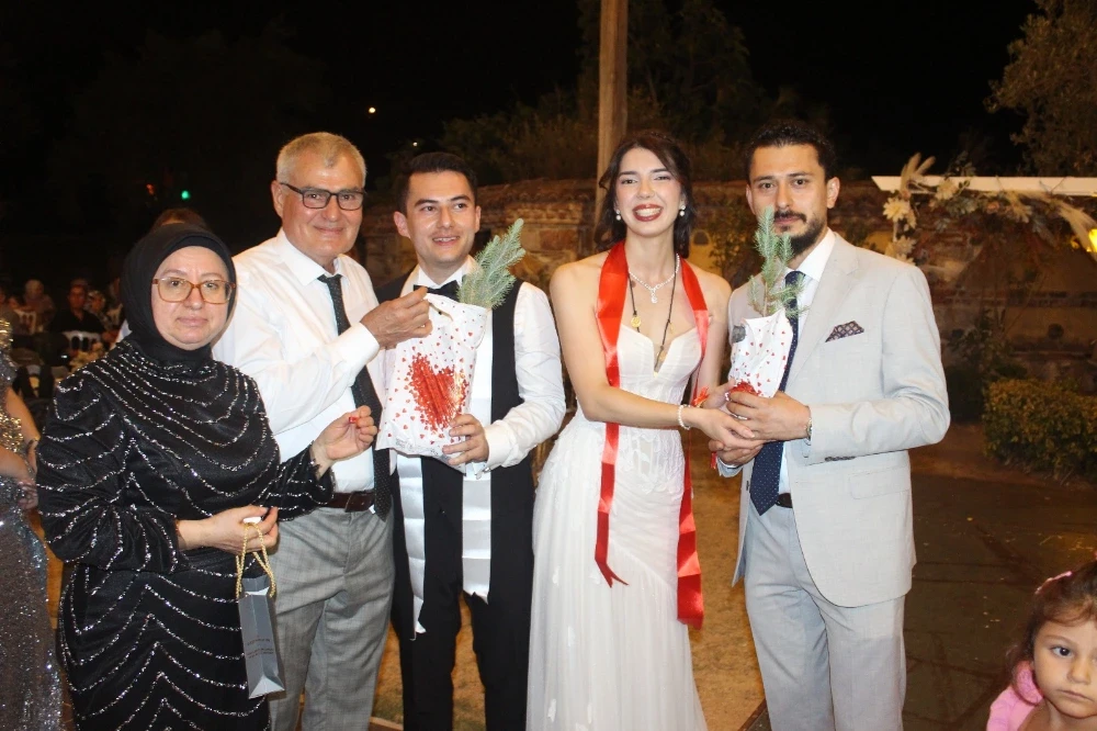 Akhisar’da Düğünden Yeşil Mesaj: Her Davetliye Bir Fidan