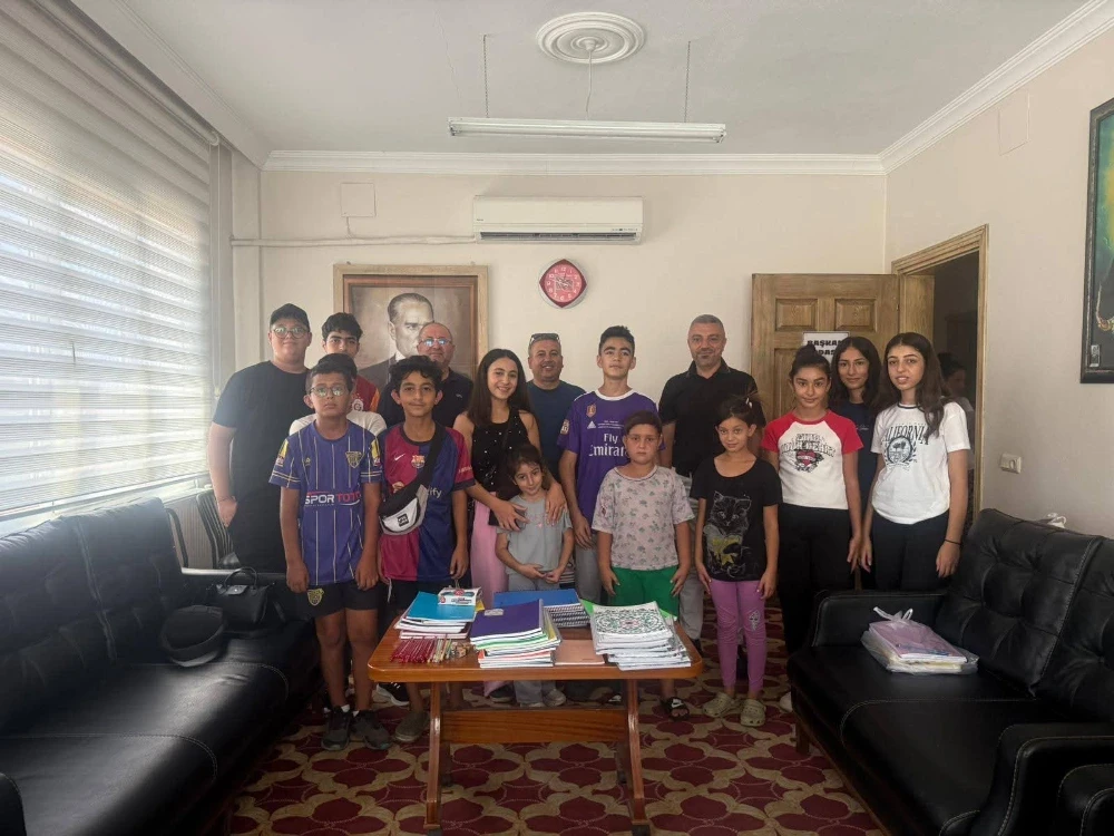 Akhisar Alevi Kültür Derneği’nden Öğrencilere 200 Defter ve Kalem Desteği