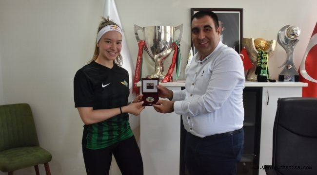 Şampiyon cimnastikçi Ayşe Begüm Akhisasrspor