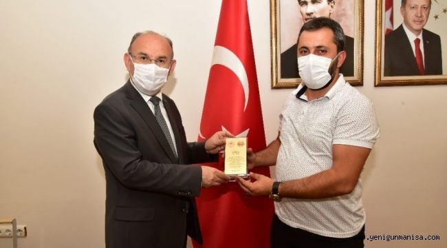 Manisa Valisi Karadeniz’den Hayvanları Yangından Kurtaran Vatandaşlara Plaket