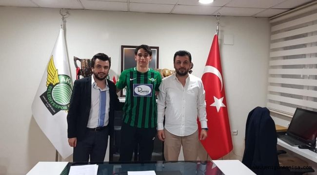 Akhisarspor altyapıdan 3 oyuncuyu profesyonel yaptı