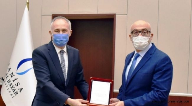 Rektör Ataç’a uzaktan eğitime katkılarından dolayı plaket 