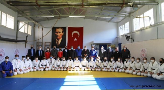 23 JUDOCUNUN SİYAH KUŞAKLARINI BAŞKAN ÇERÇİ TAKTI