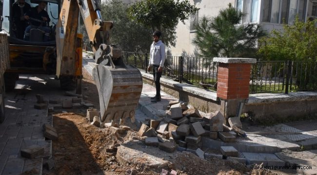 YUNUSEMRE UNCUBOZKÖY’DE KALDIRIM ONARIM ÇALIŞMASI YAPTI  