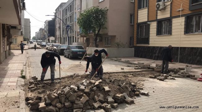 YUNUSEMRE BELEDİYESİ KISITLAMADA  BOZULAN YOLLARDA BAKIM VE ONARIM ÇALIŞMASI YAPTI