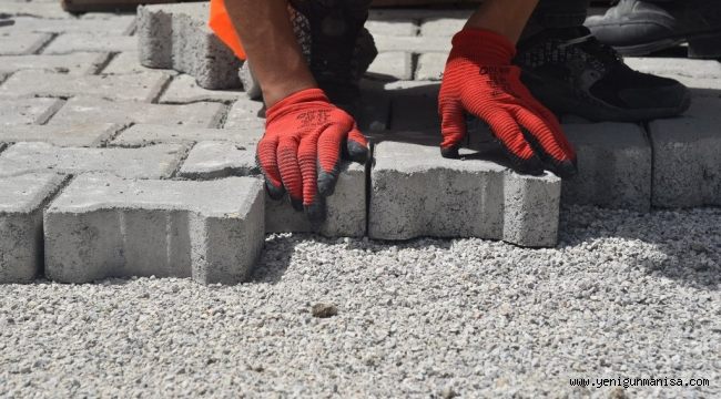 YUNUSEMRE’DE PARKE TAŞI DÖŞEME ÇALIŞMALARI SÜRÜYOR