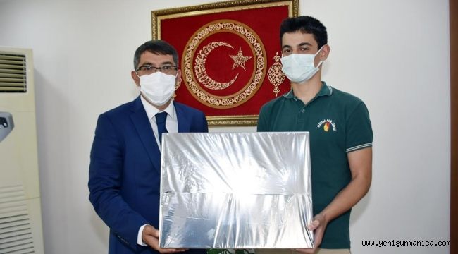 BAŞKAN ÇELİK TEKNOFEST’TE FİNALE KALAN ÖĞRENCİYE YAZICI HEDİYE ETTİ