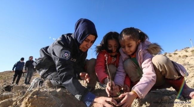 Manisalı muhtar fidan dikme kampanyasına katıldı