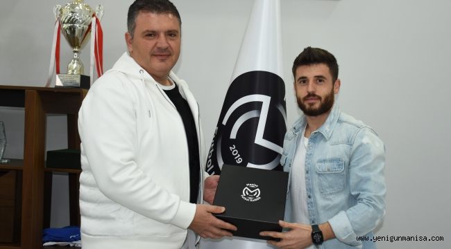 Mevlüt Aktan, Mehmet Yılmaz’ı plaketle uğurladı