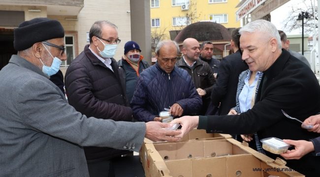 Saruhanlı Belediyesi Kandil Helvası Dağıttı