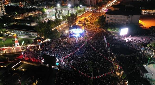 MANİSALILAR OĞUZHAN KOÇ KONSERİYLE COŞTU