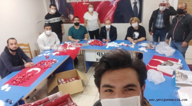 CHP ŞEHZADELER VATANDAŞLARA 750 BAYRAK DAĞITTI