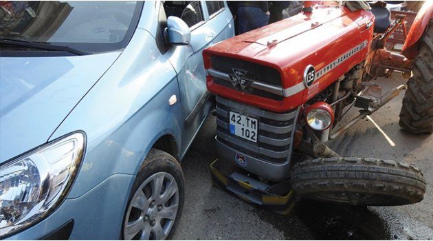 Dingili kırılan traktör otomobile çarptı