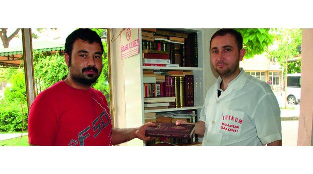 Kütüphane Gibi Berber Dükkanı