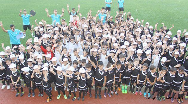 MANİSASPOR FUTBOL OKULLARI TÖRENLE BAŞLADI
