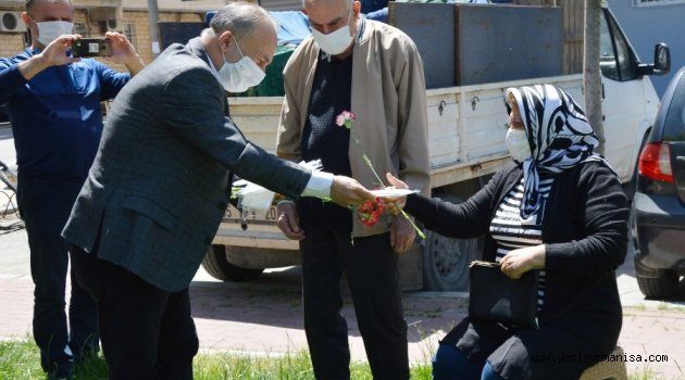 PEKER MAHALLE MUHTARI 65 YAŞ ÜSTÜ VATANDAŞLARA MASKE VE KARANFİL DAĞITTI