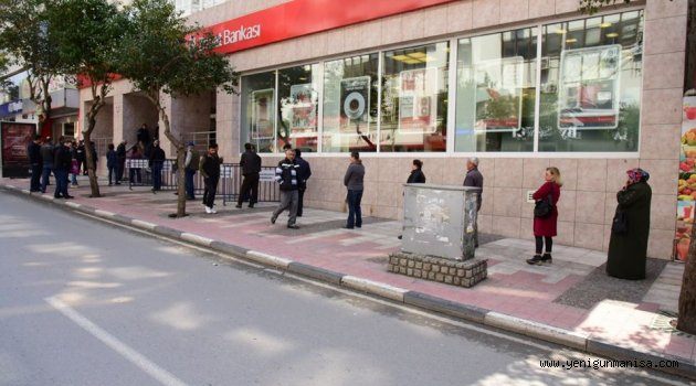 PTT VE BANKA ÖNLERİNDE SOSYAL MESAFE UYGULAMASI